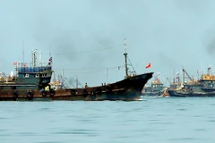 Tàu đánh cá Trung Quốc đánh bắt trái phép ở ngoài khơi bờ biển phía tây Hàn Quốc hồi năm 2013. (Nguồn:Yonhap/ TTXVN)