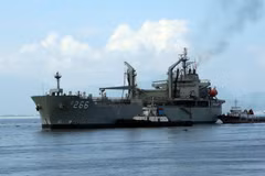 Tàu tiếp dầu HMAS Sirius cập cảng Tiên Sa. (Ảnh: Trần Lê Lâm/ TTXVN)