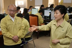 Tổng thống Hàn Quốc Park Geun-hye (phải) và Bộ trưởng Y tế và Phúc lợi Moon Hyung-pyo thăm một trung tâm điều trị MERS ở Sejong. (Nguồn: Yonhap/TTXVN) 