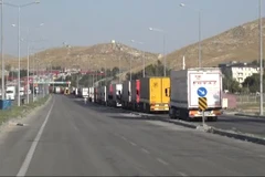 Xe ôtô xếp hàng chờ qua cửa khẩu Bazargan. (Nguồn: haberler.com)