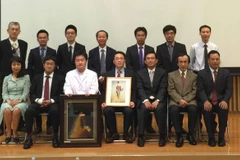 Đoàn công tác Bộ Y tế trao quà lưu niệm cho lãnh đạo Tập Đoàn Grandsoul Nara. (Ảnh: Nguyễn Tuyến/Vietnam+)