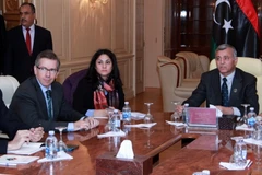 Chủ tịch Quốc hội Libya Nouri Abusahmain (thứ nhất, phải) trong cuộc gặp Đặc phái viên Liên hợp quốc về Libya Bernardino Leon (thứ nhất, trái). (Nguồn: THX/TTXVN)