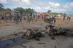 Binh sỹ Somalia điều tra tại hiện trường một vụ đánh bom liều chết ở Mogadishu. (Nguồn: AFP/TTXVN)