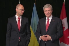 Thủ tướng Ukraine Arseniy Yatsenyuk và người đồng cấp Canada Stephen Harper tại buổi ký kết. (Nguồn: cbc.ca)