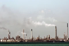 Dự trữ dầu thô của Mỹ tăng cao kỷ lục 425,6 triệu thùng