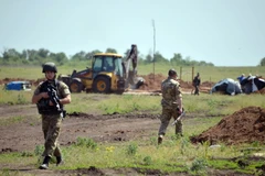 Binh sỹ Ukraine đào hào tại khu vực xung đột gần Artemivsk (vùng Donetsk). (Nguồn: AFP/TTXVN)