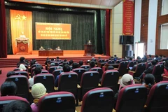 Quang cảnh Hội nghị đối thoại trực tiếp giữa CHủ tịch UBND tỉnh và các tiểu thương chợ tạm Đoàn Kết. (Ảnh: Sơn Hải/Vietnam+)