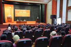 Quang cảnh Hội nghị đối thoại trực tiếp giữa CHủ tịch UBND tỉnh và các tiểu thương chợ tạm Đoàn Kết. (Ảnh: Sơn Hải/Vietnam+)