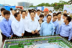 Phó Thủ tướng Quốc vụ viện Trung Quốc Trương Cao Lệ và các đại biểu xem mô hình Cung Hữu nghị Việt-Trung. (Ảnh: An Đăng/TTXVN)