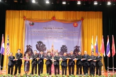 Thủ tướng Lào Thongsing Thammavong cùng các quan chức cấp Bộ trưởng ASEAN chụp ảnh chung tại lễ khai mạc. (Ảnh: Phạm Kiên/TTXVN) 