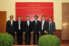 Đại sứ Nguyễn Tất Thành (thứ 4 từ trái sang) chụp ảnh lưu niệm với đại diện các cơ quan chức năng Thái Lan nhân kỷ niệm 70 năm ngày truyền thống Công an Nhân dân. (Ảnh: Quang Thuận/Vietnam+)