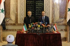 Chủ tịch Quốc hội Syria Mohammad al-Lahham (phải) tại cuộc gặp với Chủ tịch Quốc hội Iran Ali Larijani. (Nguồn: AFP/TTXVN)