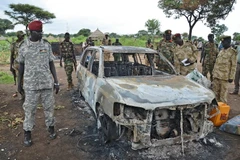 Binh sỹ quân đội Nam Sudan điều tra tại hiện trường một xe ôtô bốc cháy. (Nguồn: AFP/TTXVN)