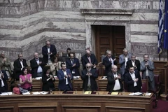 Các nghị sỹ tại phiên bỏ phiếu của Quốc hội Hy Lạp ở Athens. (Nguồn: AFP/TTXVN)