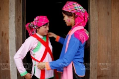 Cô dâu được chị gái chuẩn bị trang phục trong ngày cưới.