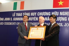Phó Thủ tướng Hoàng Trung Hải trao tặng Huân chương chương Hữu nghị cho chuyên gia năng lượng Ireland John S.Gunning. (Ảnh: Ngọc Hà/TTXVN)