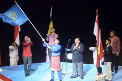 Bộ trưởng Thể thao và Thanh niên Malaysia Khairy Jamaluddin nhận cờ SEA Games 2017. (Nguồn: nst.com.my)