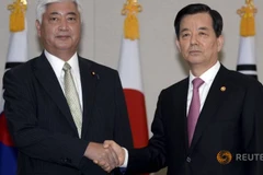 Bộ trưởng Quốc phòng Hàn Quốc Han Min-Koo (phải) bắt tay người đồng cấp Nhật Bản Gen Nakatani trước cuộc hội đàm. (Nguồn: Reuters)