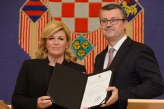 Tổng thống Croatia Kolinda Grabar-Kitarovic (trái) và Thủ tướng mới được chỉ định Tihomir Oreskovic tại lễ bổ nhiệm ở Zagreb. (Nguồn: AFP/TTXVN)