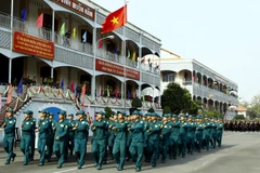 Các đơn vị trực thuộc Bộ Tư lệnh thành phố Hồ Chí Minh tiến hành nghi thức duyệt đội ngũ. (Ảnh: Thế Anh/TTXVN)