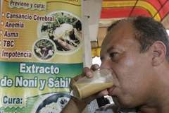 Một người đàn ông đang uống 'nước ếch.' (Nguồn: Sputniknews)