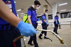 Nhân viên y tế Hàn Quốc phun thuốc khử trùng nhằm ngăn chặn sự lây lan của MERS tại thủ đô Seoul. (Nguồn: AFP/TTXVN)