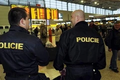 Sau các vụ khủng bố ở Paris, an ninh tại các sân bay ở Séc được siết chặt (nguồn ảnh: zpravy.idnes.cz)