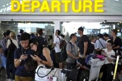 Hành khách chờ đợi tại sân bay quốc tế Ngurah Rai. (Nguồn: Reuters)