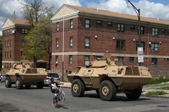 Mỹ hạn chế cảnh sát sử dụng khí tài quân sự khi thực thi công vụ