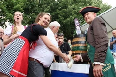 Ông Lothar Grasnick, Giám đốc Công ty tổ chức sự kiện Präsenta (áo trắng), khui những thùng bia đầu tiên tại Lễ hội bia quốc tế Berlin 2015. (Ảnh: Mạnh Hùng/Vietnam+)