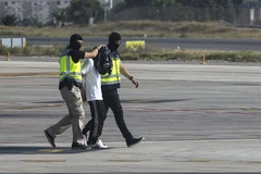 Cảnh sát Tây Ban Nha áp giải đối tượng vừa bị bắt giữ tại sân bay ở Melilla. (Nguồn: AFP/TTXVN)