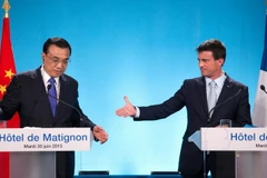 Thủ tướng Pháp Manuel Valls (phải) và Thủ tướng Trung Quốc Lý Khắc Cường tại cuộc họp báo chung sau cuộc gặp. (Nguồn: AFP/TTXVN)