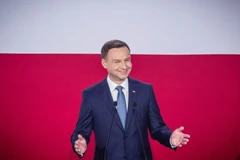 Ông Andrzej Duda phát biểu trước những người ủng hộ tại Warsaw, sau khi kết quả sơ bộ được công bố. (Nguồn: AFP/TTXVN)