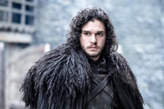 Nhân vật chính Jon Snow do nam tài tử Kit Harington thủ vai bị binh lính sát hại. (Nguồn: ew.com)