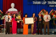 Lãnh đạo tỉnh Khánh Hòa trao Quyết định thành lập trường cho lãnh đạo Trường Đại học Khánh Hòa. (Ảnh: Nguyên Lý/TTXVN)