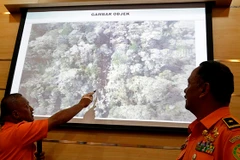 Nhân viên cứu hộ Indonesia tìm kiếm chiếc máy bay. (Nguồn: EPA)