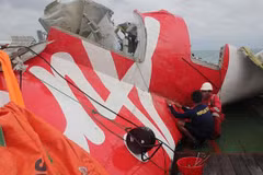 Indonesia trục vớt mảnh vỡ cuối cùng của thân máy bay AirAsia