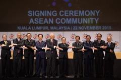 Các nhà lãnh đạo ASEAN tham gia ký "Tuyên bố Kualar Lumpur" thành lập Cộng đồng ASEAN. (Nguồn: THX/TTXVN)