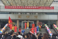 Nhiều tiết mục văn nghệ và màn giới thiệu các món ăn truyền thống đã đem không khí 'Tết Việt' vui nhộn, đa sắc. (Ảnh: Tường Thu/Vietnam+)