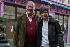 Nam danh hài người Anh Stephen Fry cưới bạn trai kém 30 tuổi