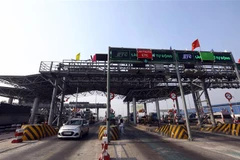Số phương tiện sử dụng thu phí không dừng trên Quốc lộ 5 còn thấp. (Ảnh: Huy Hùng/TTXVN)