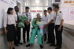 Bệnh nhân 91với các đồng nghiệp ở Đoàn bay 919 - Hãng Hàng không quốc gia Việt Nam trong ngày xuất viện. (Ảnh: TTXVN phát)