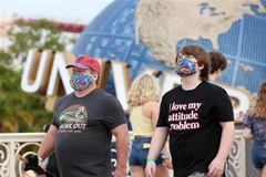 Người dân đeo khẩu trang phòng dịch COVID-19 tại El Paso, bang Florida (Mỹ). (Ảnh: AFP/TTXVN)