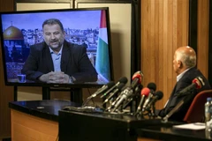 Quan chức cấp cao phong trào Fatah, Jibril Rajub (phải) tại thành phố Ramallah trong cuộc họp trực tuyến với quan chức phái Hamas, ông Saleh al-Arouri (trên màn hình) ở Beirut (Lebanon) ngày 2/7. (Ảnh: AFP/TTXVN)