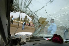 Cảnh sát điều tra tại một trạm kiểm soát gần cửa chính sân bay quốc tế Baghdad, Iraq sau một vụ tấn công bằng rocket. (Ảnh: AFP/TTXVN)