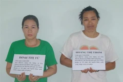 Hai đối tượng tổ chức đưa đón người xuất nhập cảnh trái phép vào Việt Nam bị lực lượng biên phòng Chi Ma bắt giữ. (Ảnh: TTXVN phát)