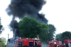 Ngọn lửa cao hàng chục mét tại hiện trường vụ cháy. (Ảnh: TTXVN phát)