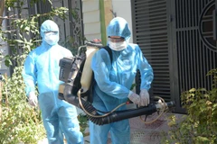 Phun thuốc khử trùng tại nhà trường hợp tiếp xúc gần với bệnh nhân nghi nhiễm COVID-19. (Ảnh: Văn Dũng/TTXVN)