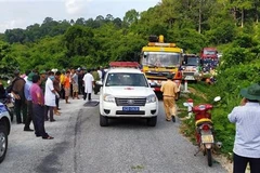 Các lực lượng chức năng được huy động để cấp cứu người bị nạn. (Ảnh: Cao Nguyên/TTXVN)