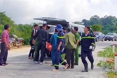 Đưa người bị thương đi cấp cứu. (Ảnh: Cao Nguyên/TTXVN)